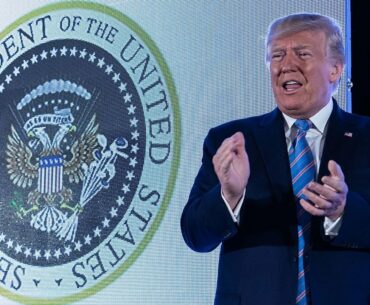 Altered presidential seal showing eagle with golf clubs used at Trump speech | ABC7