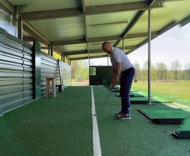 De golf grip en de invloed ervan op de stand van het clubblad en de zwaaibaan.