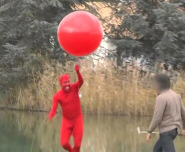 Devil steals golf balls with a Balloon