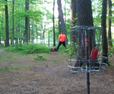 Kenwood Park disc golf course Hole 2 - Straddle Putt