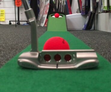 SCOTTY CAMERON NEWPORT vs HOLEMORE The Putting Fix, with VOLVIK VIVID GOLF BALLS