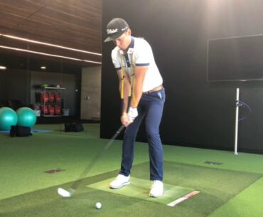 Cameron Smith practising golf swing with TPro Yellow