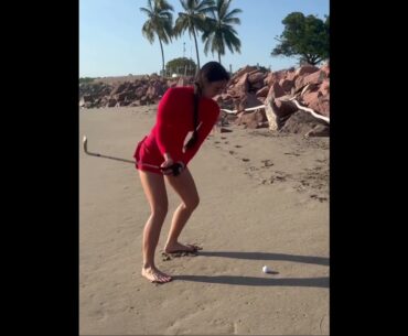 Such a gorgeous swing! ❤️❤️ #golf #shorts #golfgirl      | GOLF#SHORT