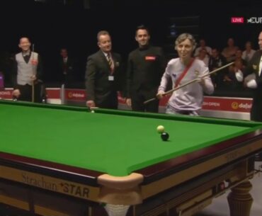 A Lady (Streaker) Comes Out Of The Crowd & Plays Ronnie's Last Black - English Open Snooker 2017