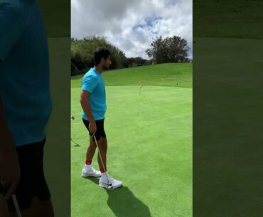 No look golf putt #pudding #putting #puttinggreen #shorts #golf #golfing #nolook #tigerwoods #sports