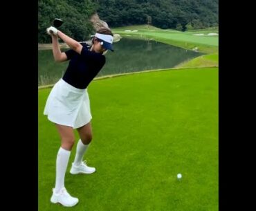 스타일도 여성스럽고 멋지지만 스윙은 그 이상으로 아름답네요! #golf #short  #골프  | GOLF VN