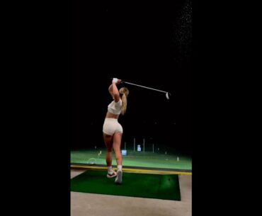 Omg that swing 🤢 @blondeyy101. ❤️❤️   #golf #shorts #golfgirl      | GOLF#SHORT
