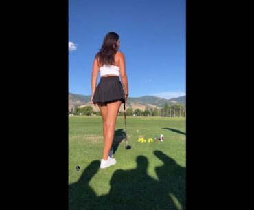 Hannah teaching the flamingo kick 💣🐚 | GOLFSHORT  #shorts