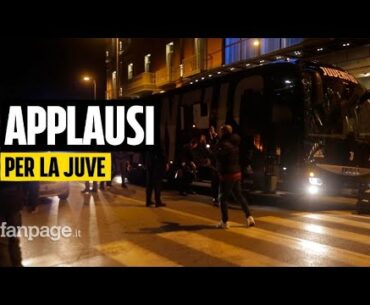 A Napoli arriva il pullman dei giocatori della Juve tra gli applausi (e qualche insulto)