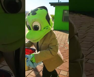 Mascot Spills Kevin's Famous Chili from The Office 🐢🌶️