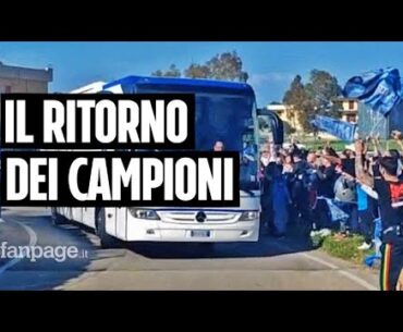 Napoli, in centinaia hanno atteso il ritorno dei campioni d'Italia