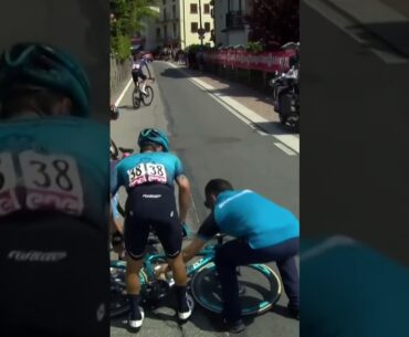 Une chaussée dégradée qui fait mouche : l'enchevêtrement de vélos de la 15e étape du Giro #shorts