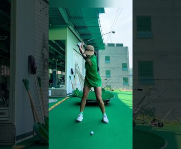 왼발 딛는 스윙의 정석 너모 멋지고 부러워요~!!❤️❤️#golfswing #golf #shorts #golfgirl | GOLF#SHORT