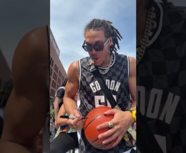 Aaron Gordon giving autographs for a fans