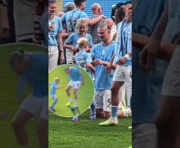 Erling Haaland celebrates with Kevin De Bruyne’s children after winning Premier League ❤️ #shorts