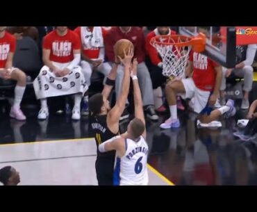 Klay Thompson shocks Warriors bench with poster dunk on Kristaps Porzingis 😳