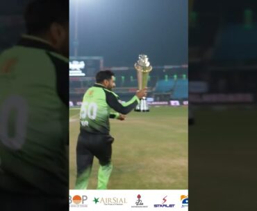Haris Rauf Shaheen Afridi sy trophy le ky bhag gay