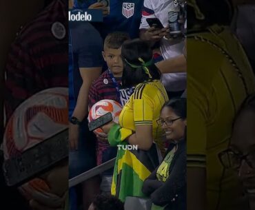 ¡ÉPALE! 👀😳 Aficionado SE ROBA un balón y las cámaras lo CACHAN #copaoro #viral #futbol