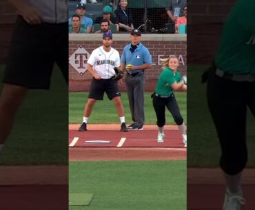 JoJo Siwa shows off the strength at the 2023 MLB All-Star Celebrity Softball Game! 💪🤣