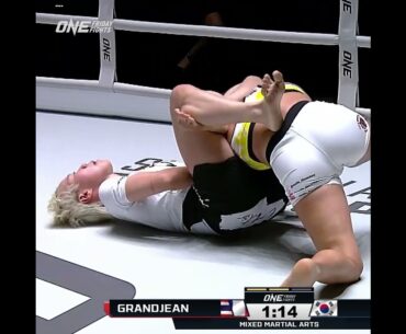 Slick submission 🥋 So Yul Kim 🇰🇷 triangles Noelle Grandjean to start ONE Friday Fights 28!