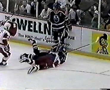 Sheldon Kennedy hits Scott Pearson - Nov 9, 1993