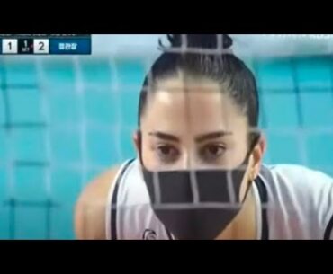 Giovanna Milana makai masker saat bertanding melawan Hi Pass di Liga Voli Korea