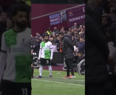 Heated exchange between Mohamed Salah and Jürgen Klopp just before West Ham’s equaliser 😬