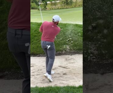 Tyrell Hatton has had a great first year on LIV. What do you notice about his bunker technique?