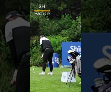 Chonlatit Chuenboonngam(THI), take a long shot with a light swing.Shinhan Donghae Open.Club72CC