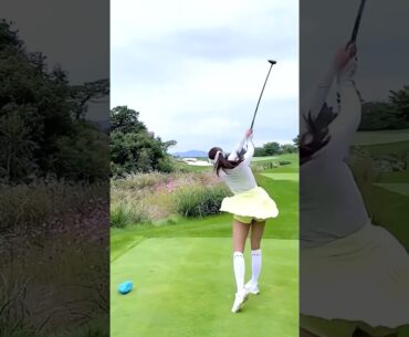 Yellow Skirt Girl On Golf Course #golf #golfskill #ladiesgolf#ladygolfers #golfgirl #kggolf #jlpga