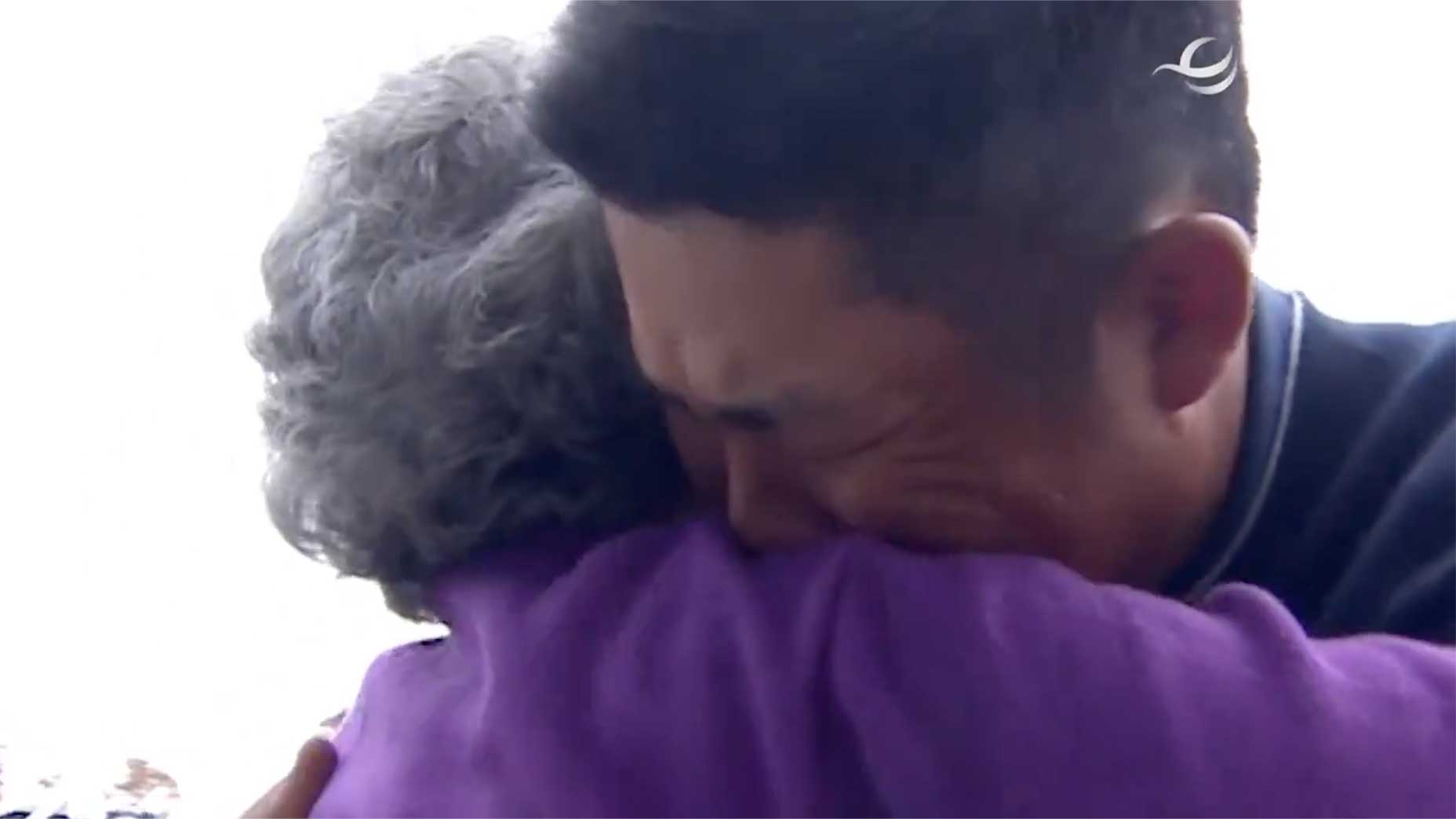 ben an hugs grandmother as he cries at the genesis championship